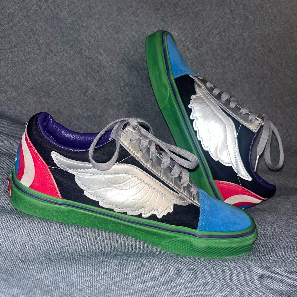 Limited Edition Unisex Marvel Vans 
Men’s size 6
Women’s size 7.5
